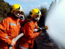 Bomberos controlan parte del incendio forestal en el Cerro Auquí